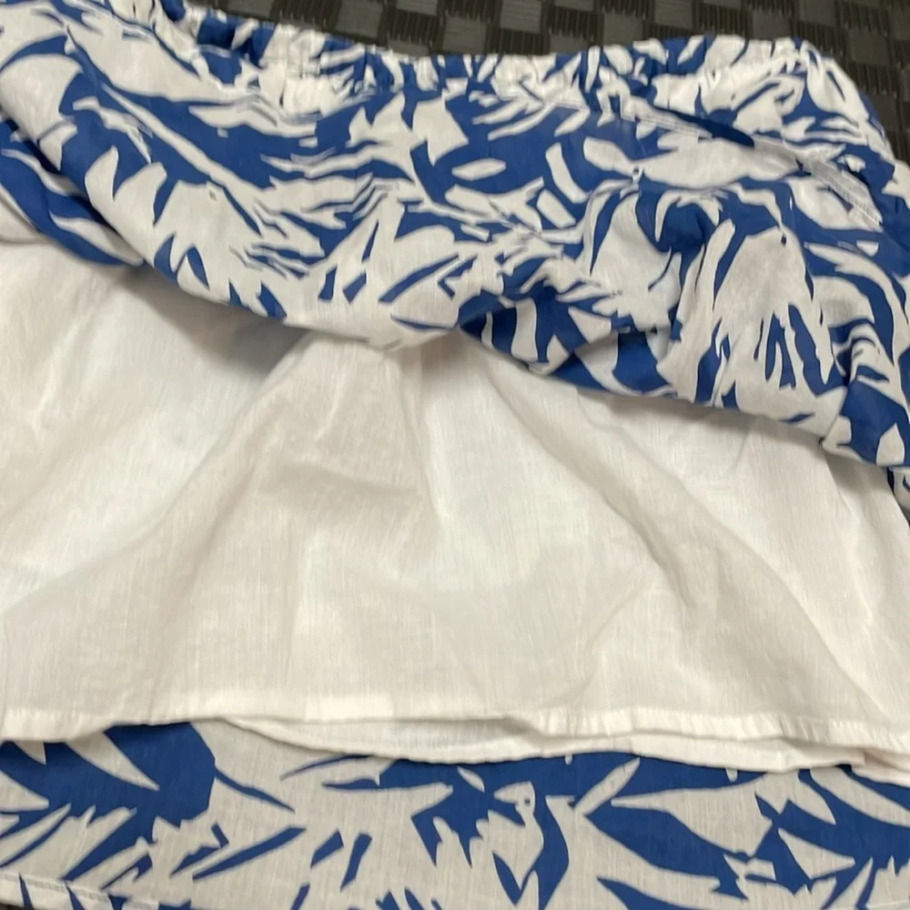 Aeropostale Navy blue and white leaf pattern skirt size medium